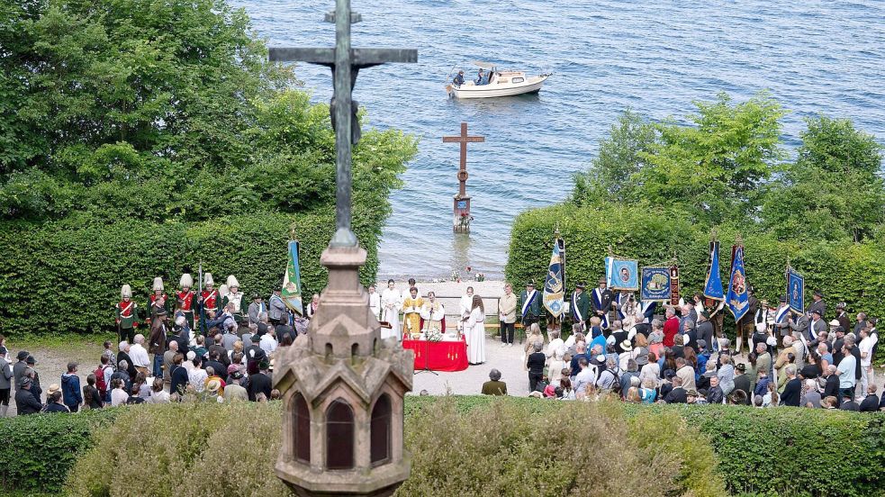 140 Jahre nach dem Tod von König Ludwig II. gedachten Königstreue am Starnberger des Herrsche Foto: Sven Hoppe