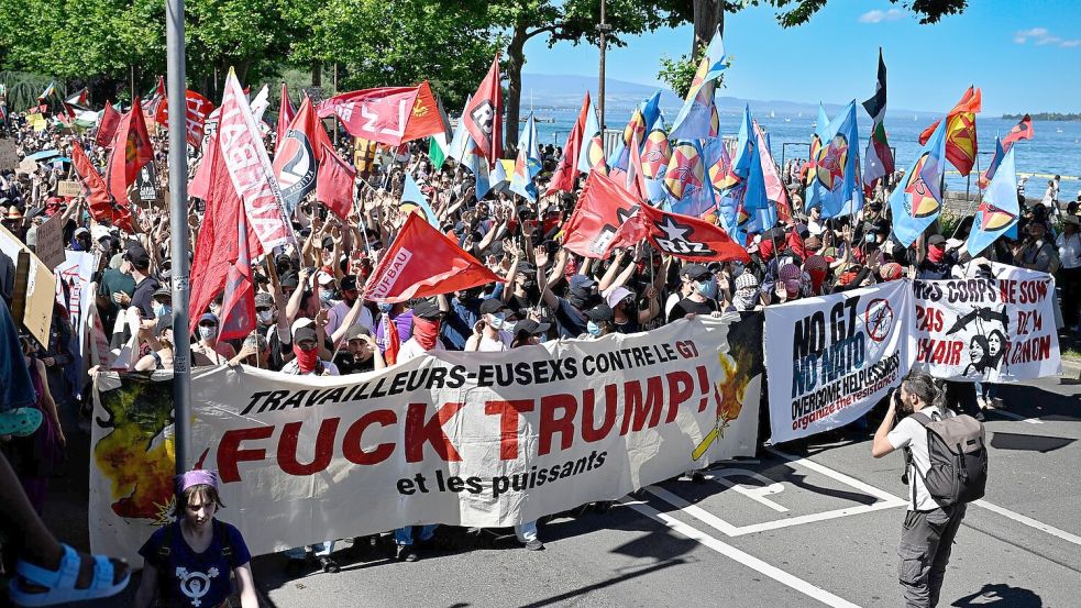 In Frankreich dürfen die G7-Gegner nicht protestieren, so weichen sie auf die Schweizer Seite des Genfersees aus. Foto: Martial Trezzini