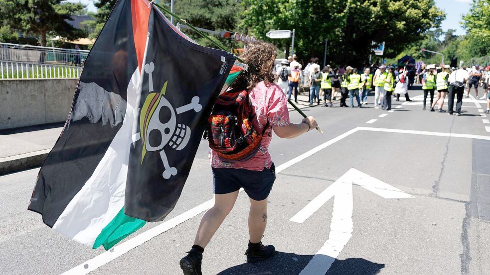 Im Protestzug sind viele Palästinenserflaggen zu sehen. Foto: Cyril Zingaro