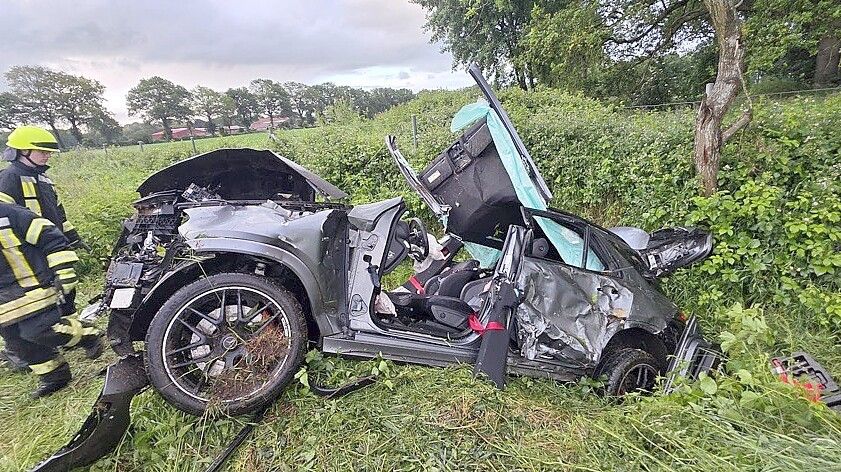 Der Beifahrer war eingeklemmt und wurde von der Feuerwehr aus dem Autowrack befreit. Foto: Feuerwehr Filsum