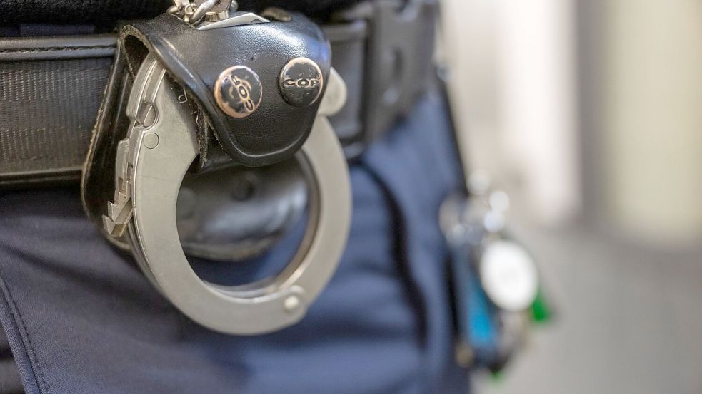 Drei Jugendliche im Alter zwischen 14 und 16 Jahren befinden sich in Polizeigewahrsam. (Symbolbild) Foto: Peter Kneffel/dpa