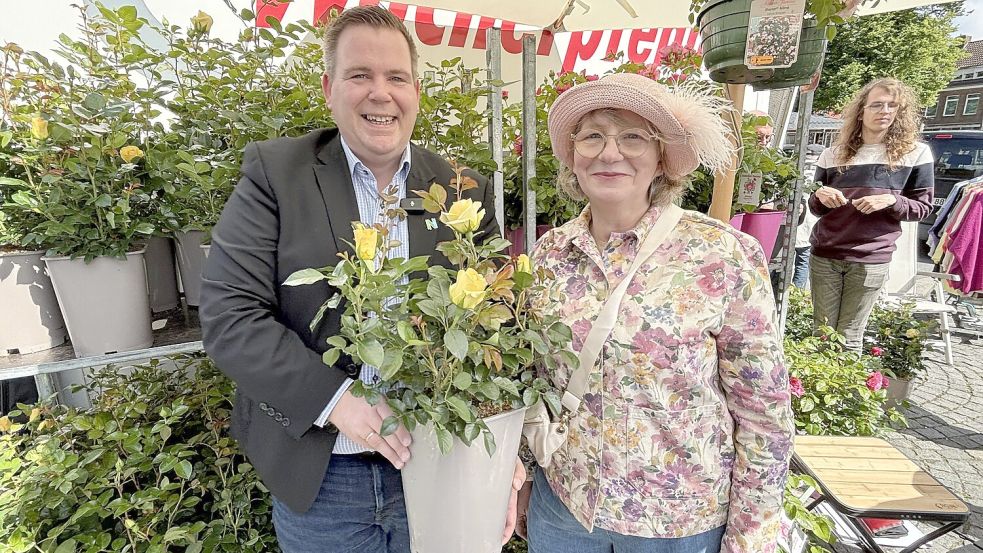 Bürgermeister Florian Eiben und Katrin Schauroth mit der neuen Norder Stadtrose, die auf dem 15. Norder Rosenmarkt auf dne Namen „Norder Küstenrose“ getauft wurde. Foto: Rebecca Kresse