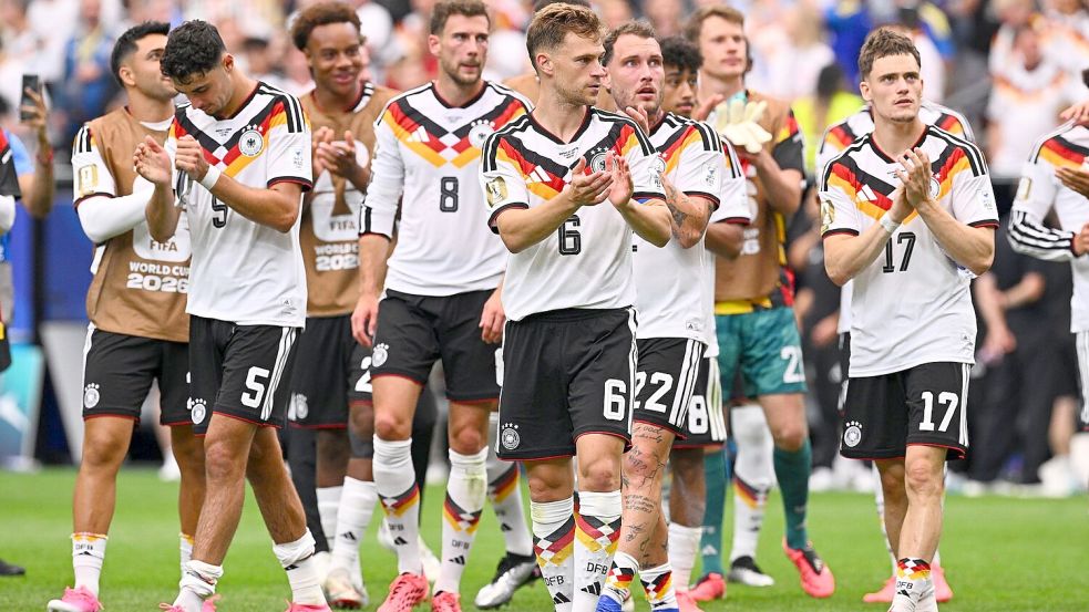 Die deutsche Mannschaft feiert den gelungenen Auftakt. Foto: Tom Weller/dpa