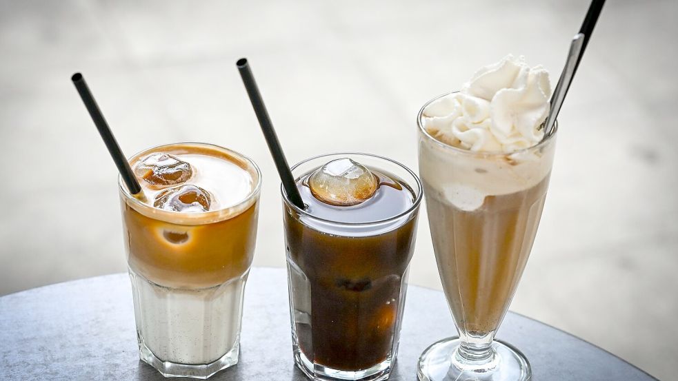 Kaffeekonzentrat kann man mit Milch oder Wasser verlängern und mit Eiswürfeln oder Sahne servieren - die Möglichkeiten sind vielfältig. (Archivbild) Foto: Jens Kalaene