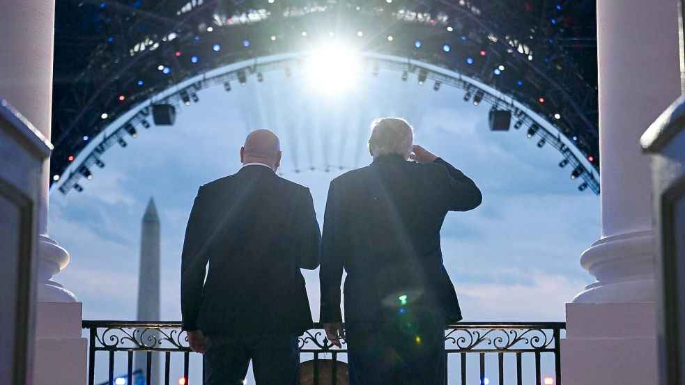 UFC-Boss Dana White und US-Präsident Donald Trump verfolgen den Jet-Überflug Seite an Seite vom Weißen Haus aus. Foto: Saul Loeb/Pool AFP via AP/dpa