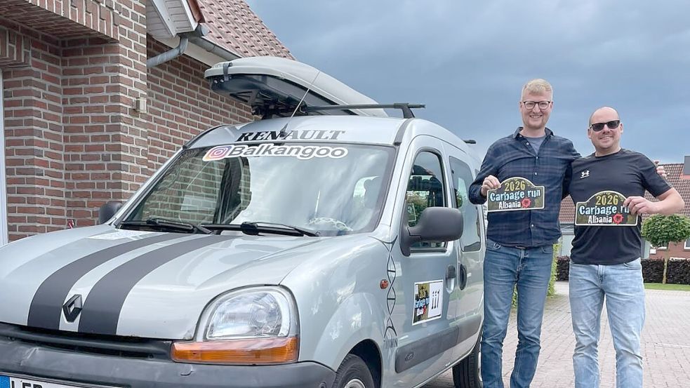 Ingo Peters (links) und Bernd Campen wollen mit dem Renault Kangoo beim Carbage-Rund teilnehmen. Foto: privat
