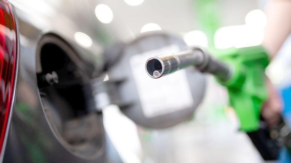 Tanken ist zuletzt billiger geworden - dem ADAC geht es nicht schnell genug. (Archivbild) Foto: Sven Hoppe