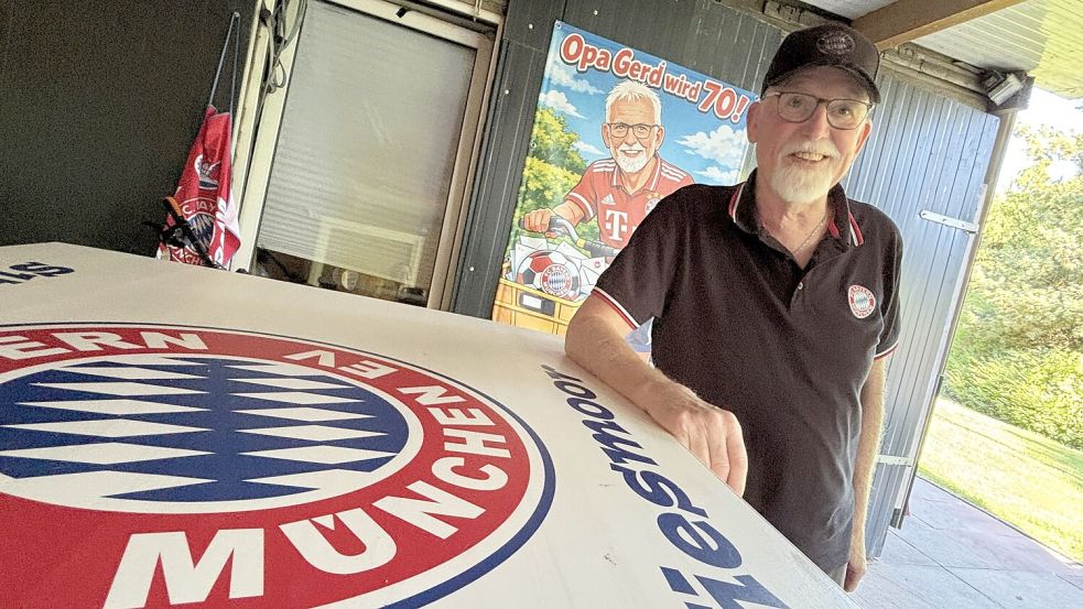 Gerhard „Opa“ Hedemann in der Grillecke hinter dem Clubraum. Er feierte vor kurzem seinen 70. Geburtstag – das Schild ist ein Geschenk der „Friesenbazis“. Foto: Nicole Böning