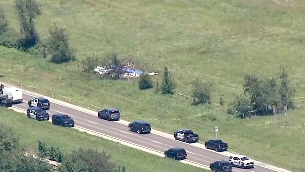 Angehörige am Boden wurden Zeugen des Absturzes. Foto: -/KMBC-TV/dpa