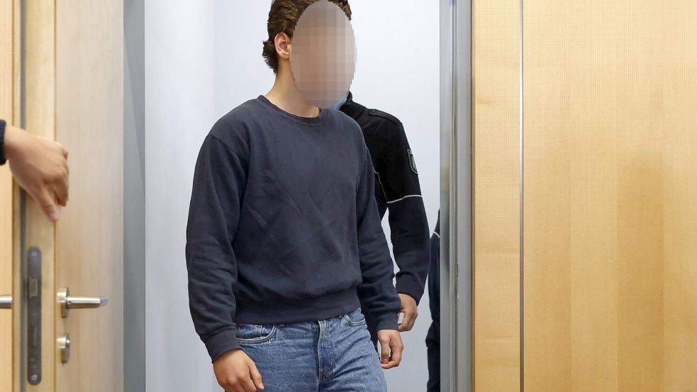 Der Angeklagte betritt den Gerichtssaal. Foto: Rolf Vennenbernd/dpa
