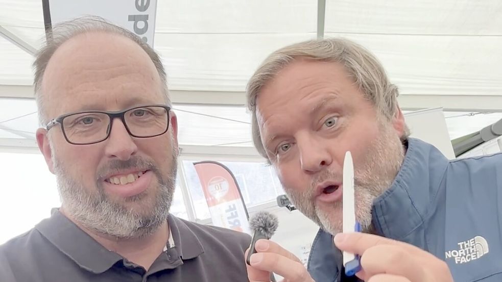 Mit einem Kugelschreiber schickte ON-Verlagsleiter Udo Hippen (rechts) Holger Janssen ins Rennen. Das Ziel: Tauschen! Foto: ON-Redaktion