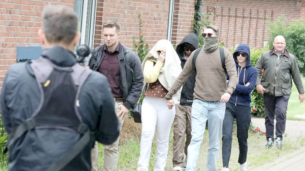 Manche wollen beim „Sturmfest“ der Generation Deutschland im Landkreis Oldenburg lieber unerkannt bleiben. Foto: Claus Hock