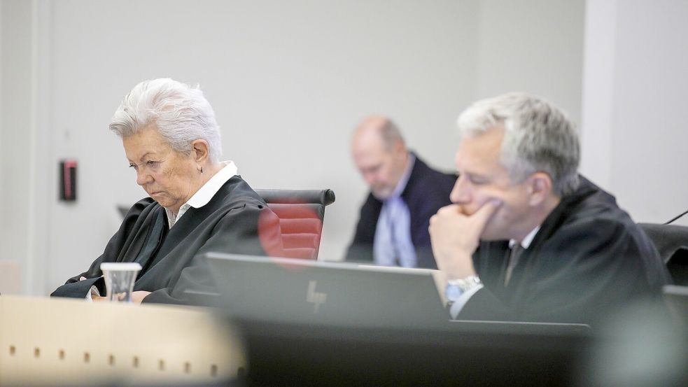 Regungslos nehmen Høibys Verteidiger das Urteil gegen ihren Mandaten auf. Foto: Stian Lysberg Solum/NTB/dpa