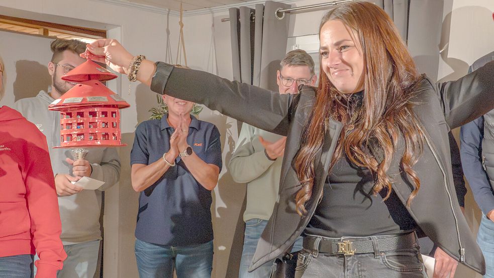 Julia Kruse nahm für die Mix-Mannschaft der Firma Elektro Gerken „Rote Laterne“ für das Schlusslicht entgegen. Foto: Folkert Bents