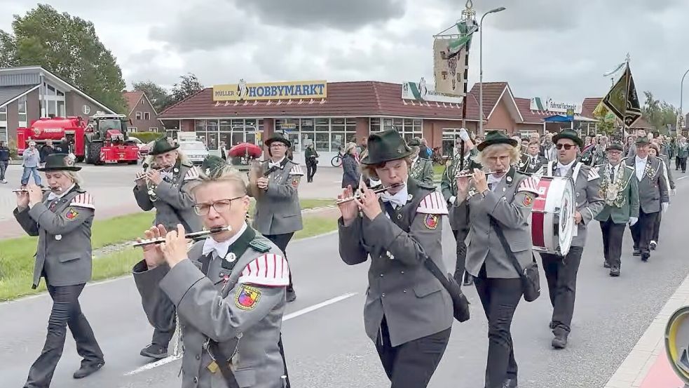 Der Festumzug am Sonntag war einer der Höhepunkte des Gemeindefestes. Mehr als 500 Menschen nahmen daran teil. Foto: Holger Janssen