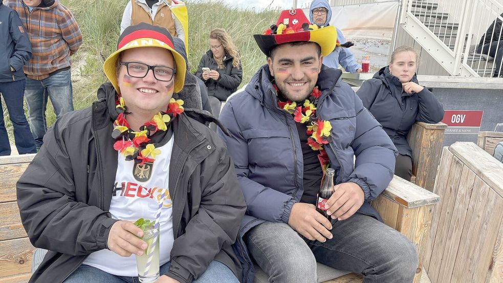 Jonas (links) und Ronnijan aus Norden kamen in Fankleidung zum Public Viewing. Sie wollen das Angebot gezielt unterstützen und wiederkommen. Foto: Rebecca Kresse