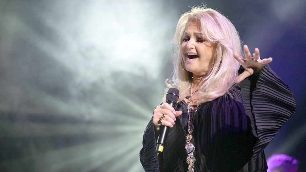 Pop-Ikone Bonnie Tyler ist in Portugal aus dem künstlichen Koma aufgeweckt worden, braucht für die Genesung aber mehr Zeit als gedacht. (Archivbild) Foto: Sebastian Gollnow