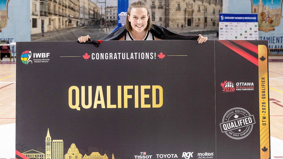Qualifikation geschafft: Die gebürtige Marienhaferin Lena Knippelmeyer hinter einem übergroßen symbolischen WM-Ticket. Foto: Steffie Wunderl