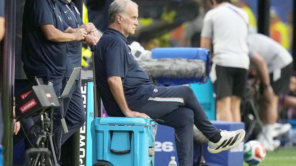 Uruguay Nationaltrainer Marcelo Bielsa verfolgte das Spiel meist auf einer Kühlbox sitzend. Foto: Lynne Sladky
