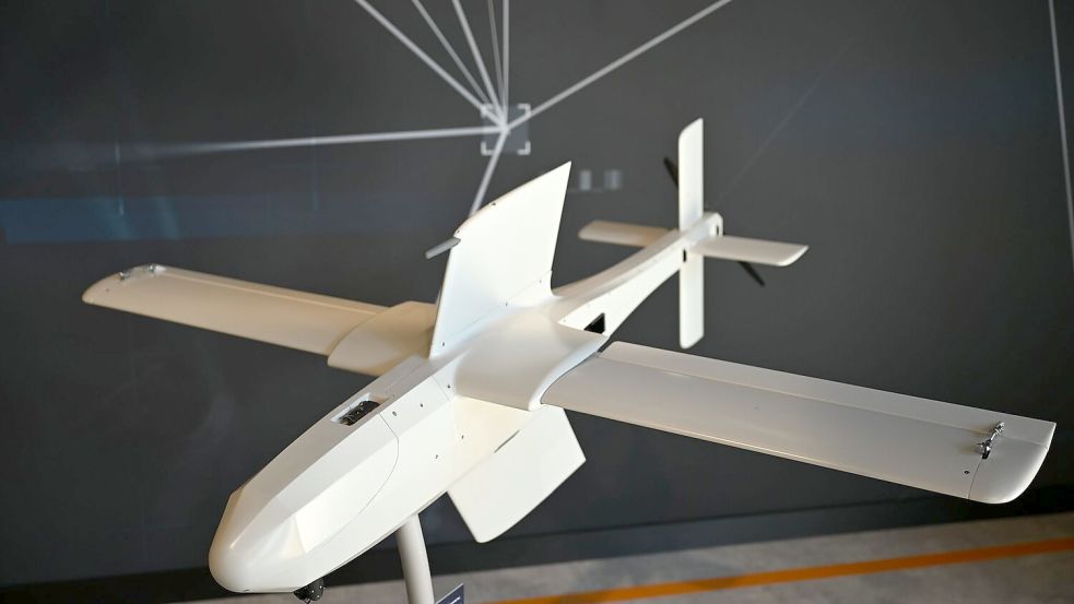 Nachdem sie nach oben katapultiert ist, fährt die Loitering Munition ihre Flügel aus und fliegt bis zu 100 Kilometer weit. Foto: Wolf von Dewitz/dpa