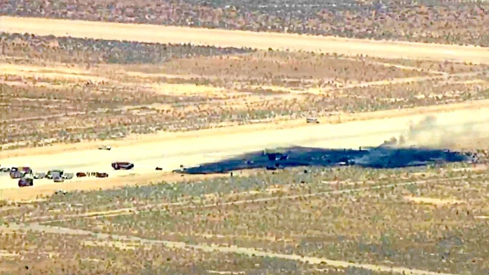 Das US-Militär rechnet nach dem Absturz nicht mit Überlebenden. Foto: Uncredited/KABC/AP/dpa