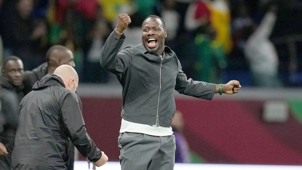 Senegals Trainer Pape Thiaw freut sich über die guten Leistungen der afrikanischen Teams - eine Überraschung sind sie für ihn nicht. Foto: Themba Hadebe/AP/dpa