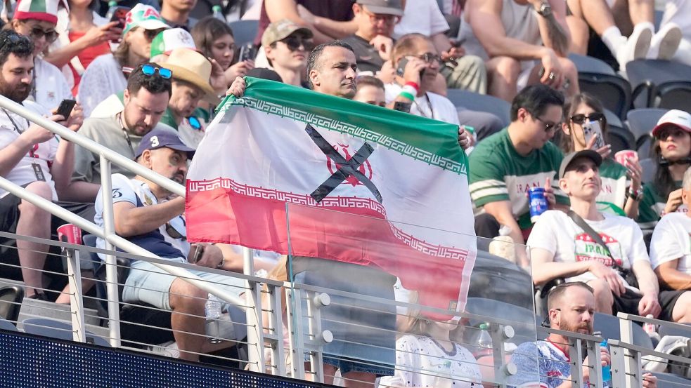 Im Stadion waren Protestbekundungen zu sehen. Foto: Mark J. Terrill
