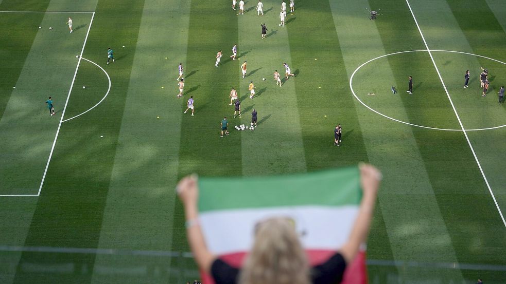 Die Flaggen unterschieden sich, in der Unterstützung für die Mannschaft waren sich viele Iran-Fans im Stadion aber einig. Foto: Jae C. Hong