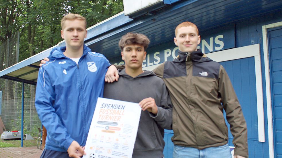 Ailko Asche, Younes Galal und Tammo Lindenbeck präsentieren das Plakat für das Benefizturnier. Der Ideengeber Nilas Wollmann fehlt auf dem Bild. Foto: Marco Lindenbeck