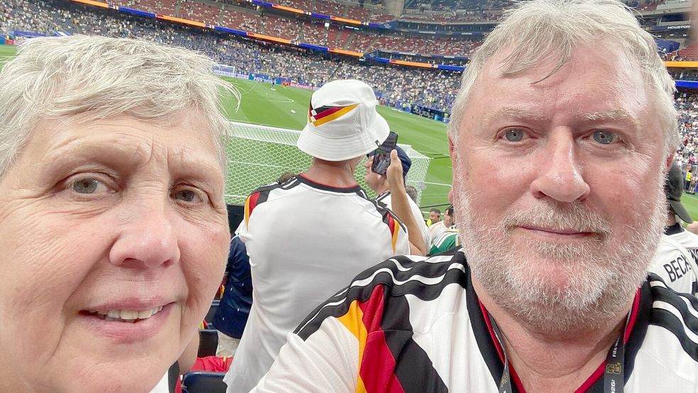 Olga und Gerhard Janssen mit einem Selfieversuch im WM-Stadion in Houston/Texas.