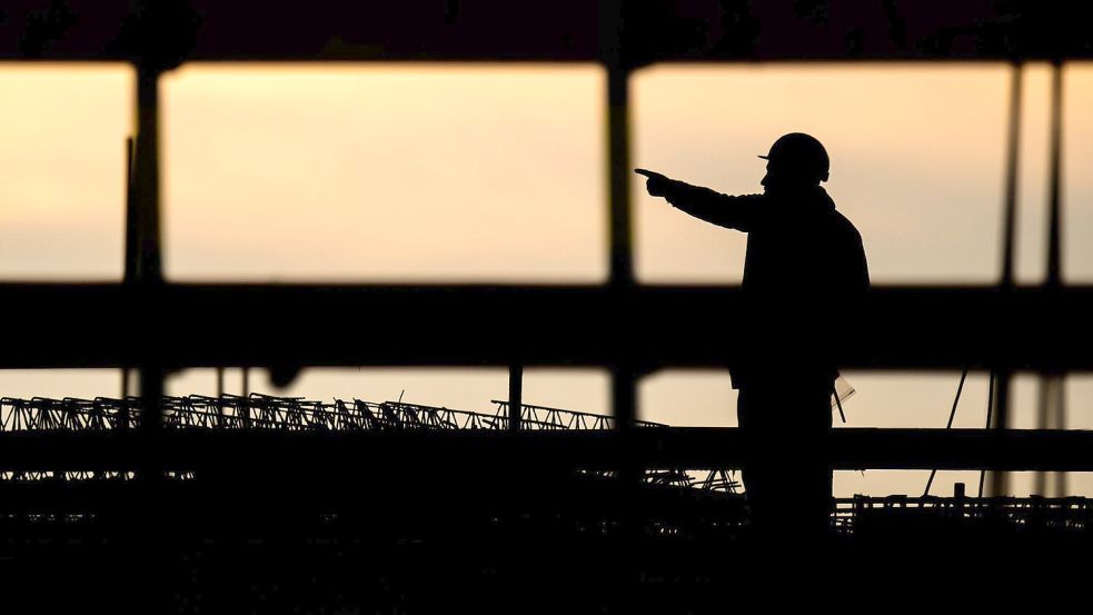 Nicht ein größeres Angebot an qualifizierten Arbeitskräften treibt den Rückgang des Fachkräftemangels, sondern die anhaltende Wirtschaftsschwäche. (Archivbild) Foto: Julian Stratenschulte