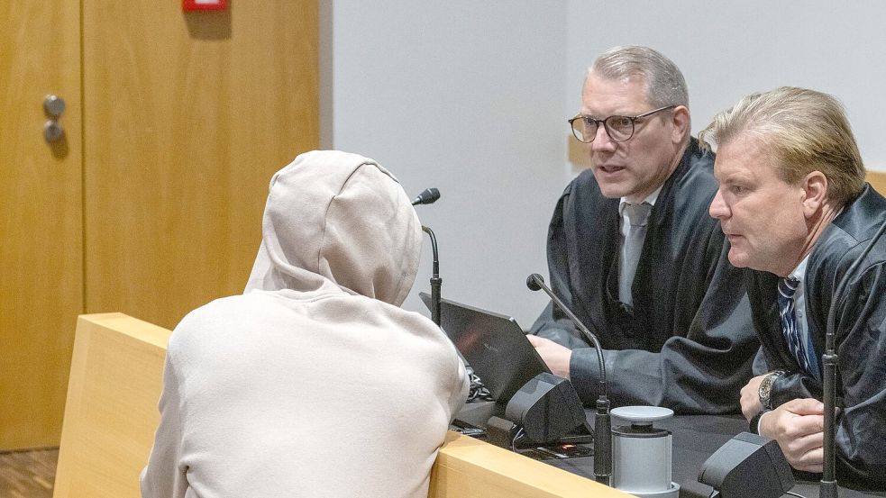 Wegen eines Mordes an einer Mutter mit drei Kindern ist ein 30 Jahre alter Mann, hier mit seinen beiden Verteidigern, zu einer lebenslangen Gefängnisstrafe verurteilt worden. Foto: Stefan Puchner
