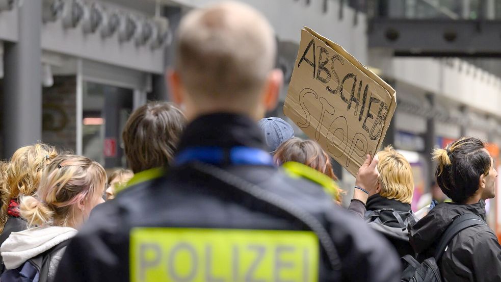 Mit einer Mahnwache protestierten Menschen am Flughafen Leipzig/Halle gegen den Abschiebeflug. Foto: Hendrik Schmidt