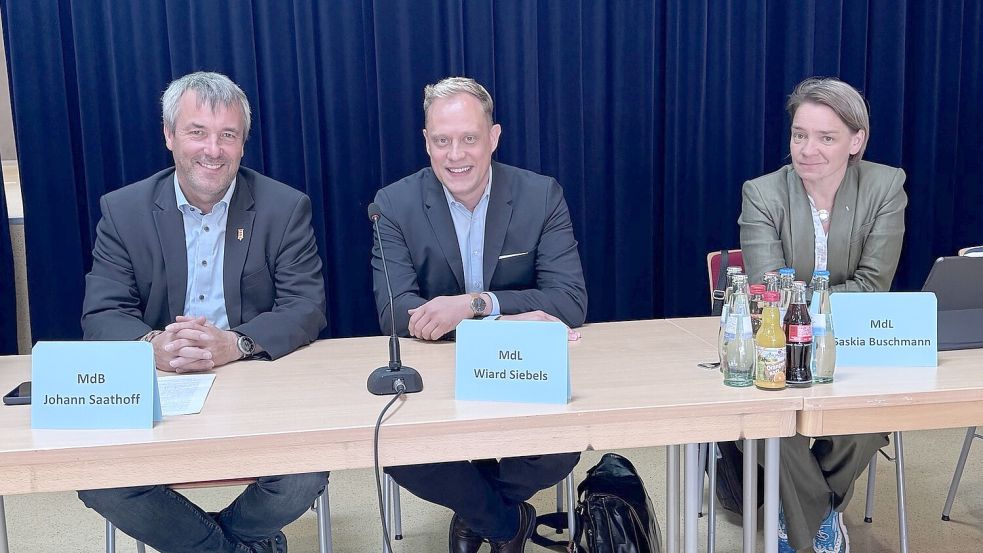 Die Abgeordneten Johann Saathoff (von links), Wiard Siebels (beide SPD) und Saskia Buschmann (CDU) stellten sich am Montag den Fragen von Mitgliedern des Südbrookmerlander Gemeinderates und Bürgern. Foto: Holger Janssen