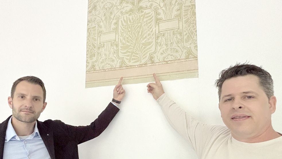 Überraschung bei der Sanierung: Baugruppenleiter Dustin Gerken (links) und Projektleiter Kai Fischer vom Staatlichen Baumanagement Nord-West zeigen die vor kurzem entdeckte Wandmalerei im Auricher Schwurgerichtssaal.Foto: Aiko Recke