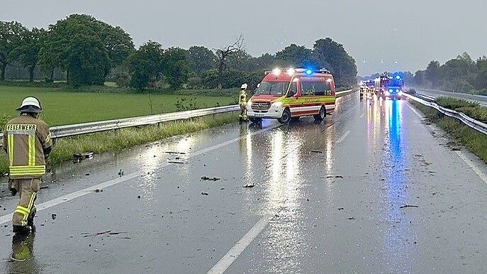 Regen auf der Autobahn sorgte für mehrere Unfälle in Ostfriesland. Foto: Feuerwehr Uplengen