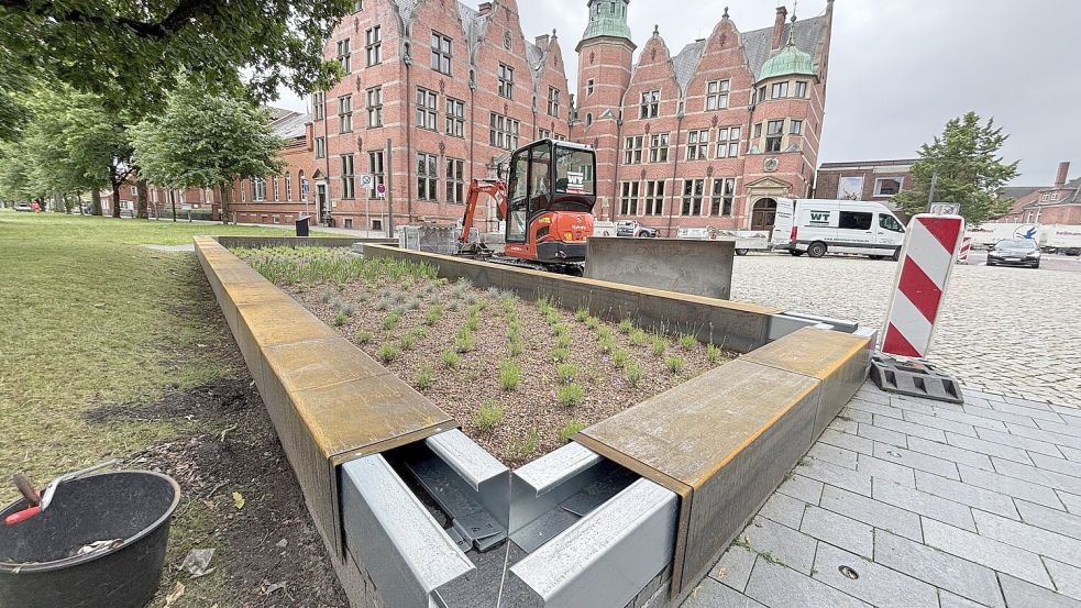 Die neuen Blumenbeete werden nun mit Cortenstahl verkleidet. Foto: Tabea Lüders