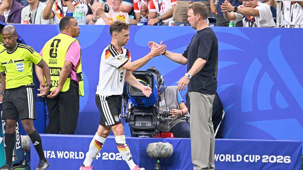 Zwei, die sich verstehen: Julian Nagelsmann klatscht mit Joshua Kimmich ab. Foto: Tom Weller/dpa