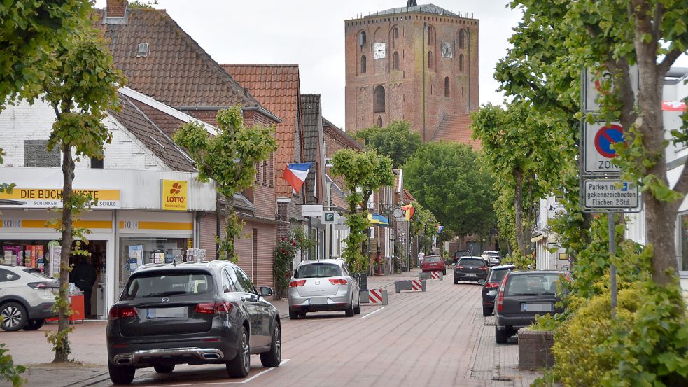 Um den Einbahnstraßencharakter zu betonen, wurden in der Marienhafer Rosenstraße Blumenkästen aufgestellt und weitere Parkflächen markiert. Foto: Thomas Dirks