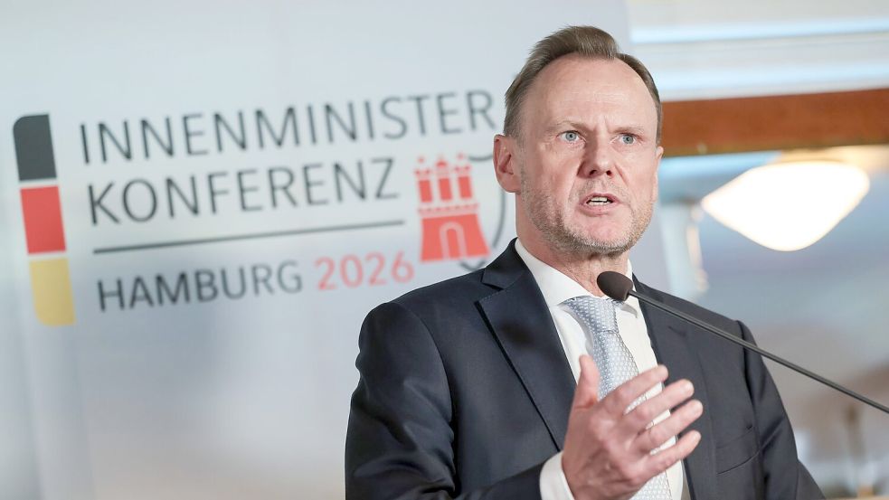 Andy Grote (SPD) ist diesmal Gastgeber der Innenministerkonferenz (IMK). (Archivfoto) Foto: Christian Charisius