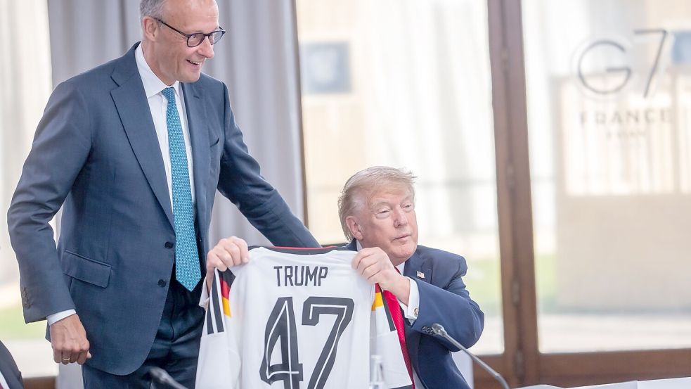 Merz brachte dem US-Präsidenten sogar ein Geschenk mit. Foto: Michael Kappeler/dpa-Pool/dpa
