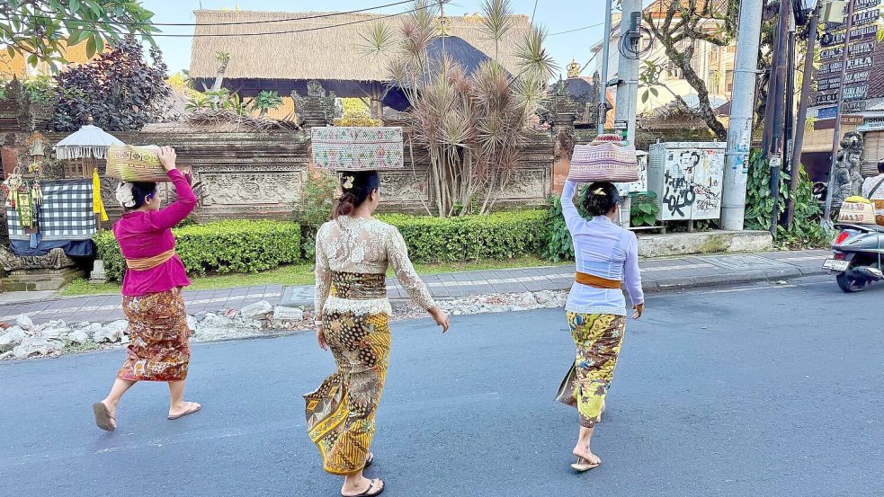 Sarongs und bunte Körbe gehören auf Bali zu „Galungan“ dazu. Foto: Carola Frentzen/dpa