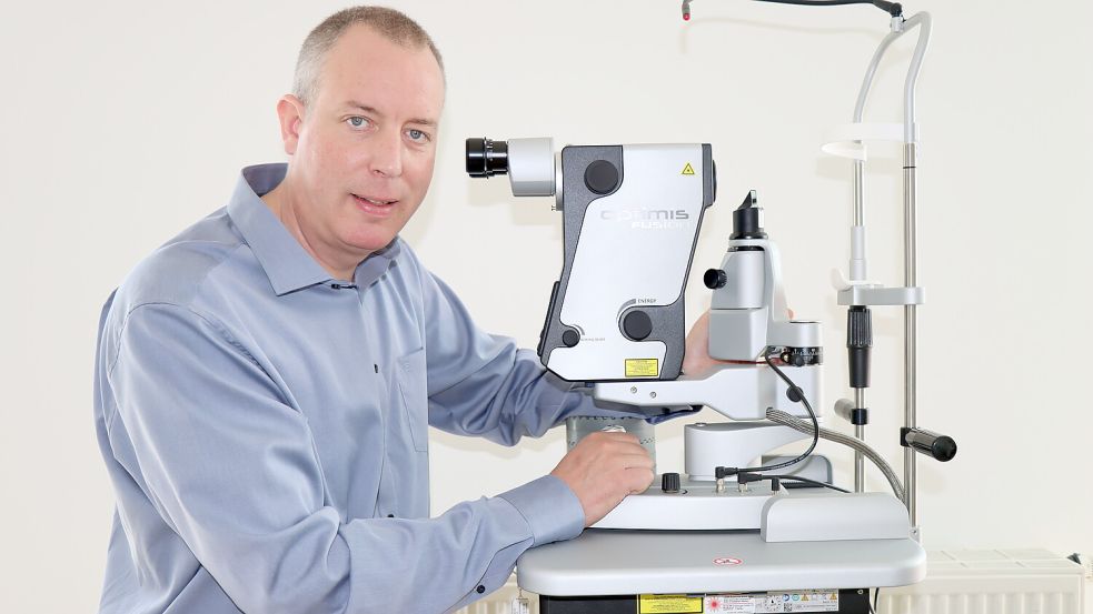 Dr. Jochen Leusmann eröffnet am 1. Juli seine augenärztliche Praxis. Hier ist er an einem Laser für die Glaukombehandlung zu sehen. Foto: Axel Wittich