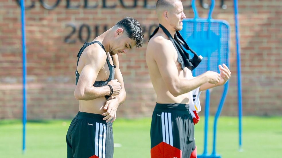 „Hart trainieren“ ist auch im Turnier wichtig: Aleksandar Pavlovic (l) und Waldemar Anton auf dem Trainingsplatz in Winston-Salem. (Archivbild) Foto: Jan Woitas/dpa