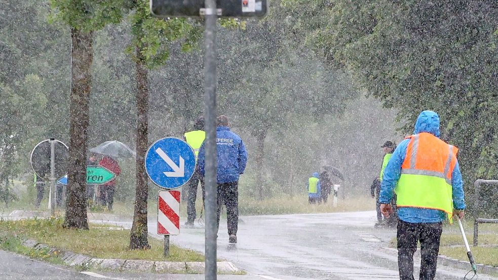 In Dietrichsfeld goss es zeitweise wie aus Kübeln. Kein Problem für die hartgesottenen Friesensportler. Fotos: Wilfried Gronewold