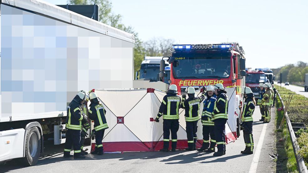 Auf der Autobahn 28 war es am Dienstag zu einem schweren Unfall gekommen. Foto: Lars Penning/Die Bildwerft