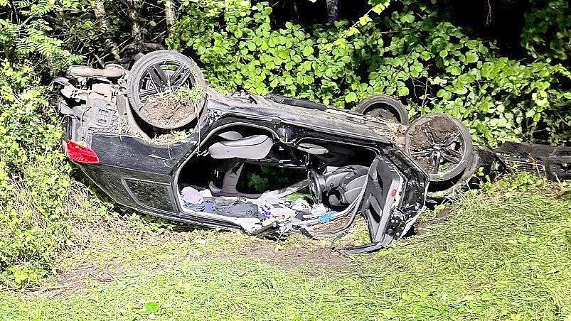 Das Auto blieb nach dem Unfall auf der B 70 auf dem Dach liegen. Foto: Stadt Papenburg/Feuerwehr
