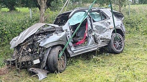 Bei einem schweren Unfall auf der A 28 am frühen Sonntagmorgen wurde ein 16-Jähriger lebensgefährlich verletzt. Er war eingeklemmt und wurde von der Feuerwehr aus dem Unfallauto befreit. Foto: Feuerwehr Filsum