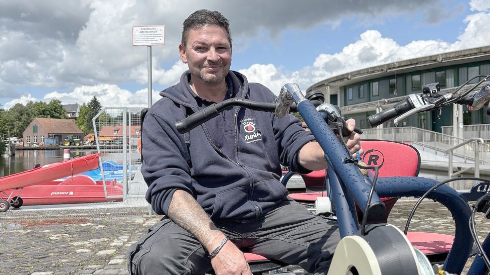 Hafenmeister Marc Janssen arbeitet seit fünf Jahren im Hafen und ist unter anderem für den Fahrradverleih zuständig. Foto: Tabea Lüders