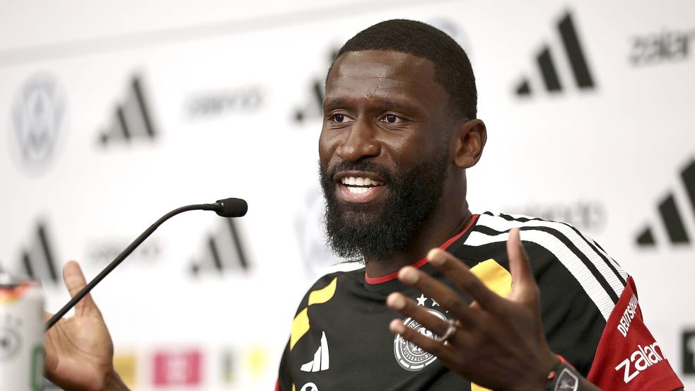 Antonio Rüdiger spricht sich für Gelassenheit im Umgang mit dem Gebet von Kollege Felix Nmecha aus. Foto: Christian Charisius/dpa